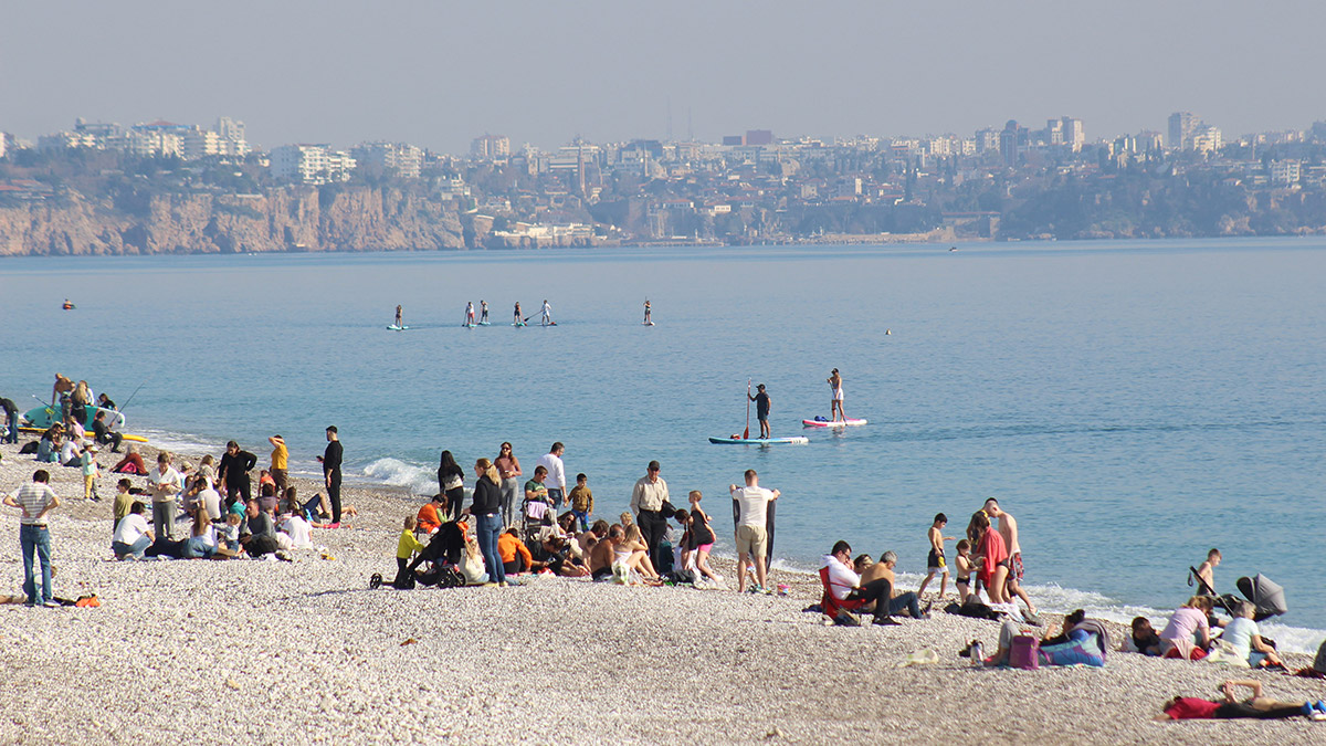 Güzel havayı fırsat bilenler sahile koştu