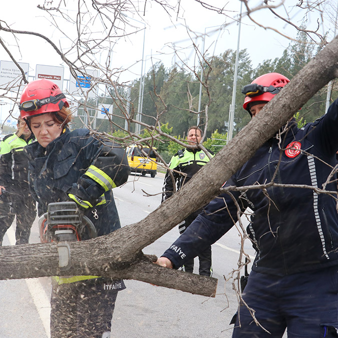 Antalya'da kuvvetli fırtına etkili oluyor