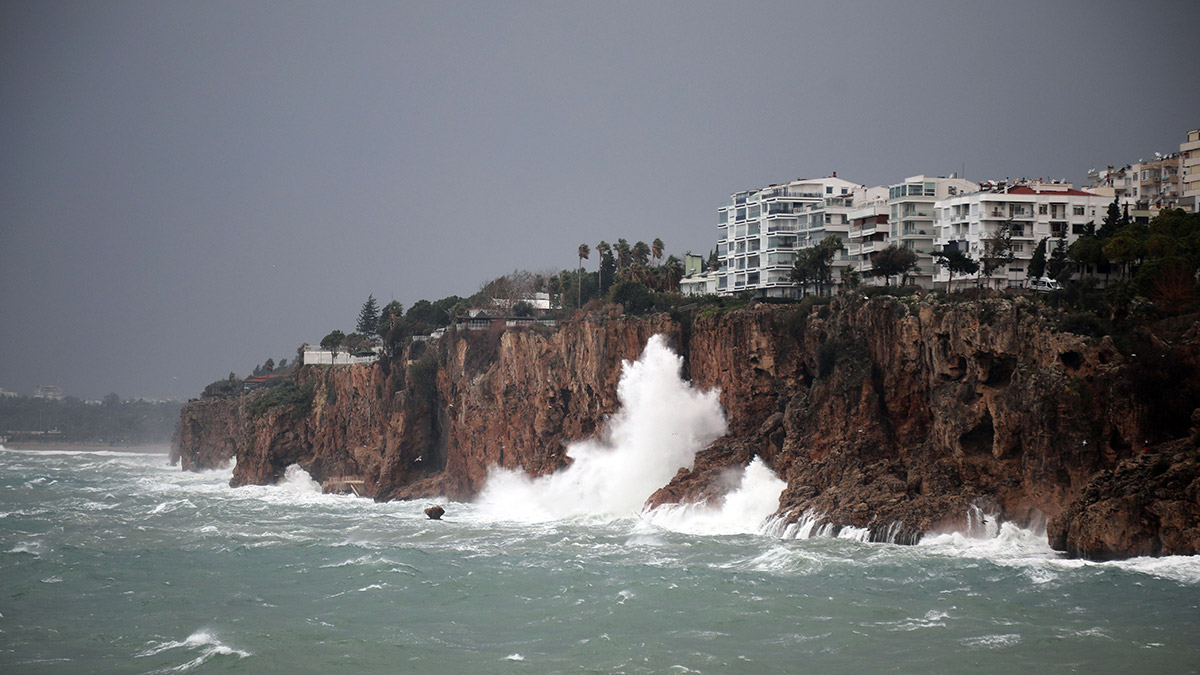 Meteoroloji'nin 'turuncu' kodla uyardığı Antalya'da kuvvetli fırtına etkili oluyor.