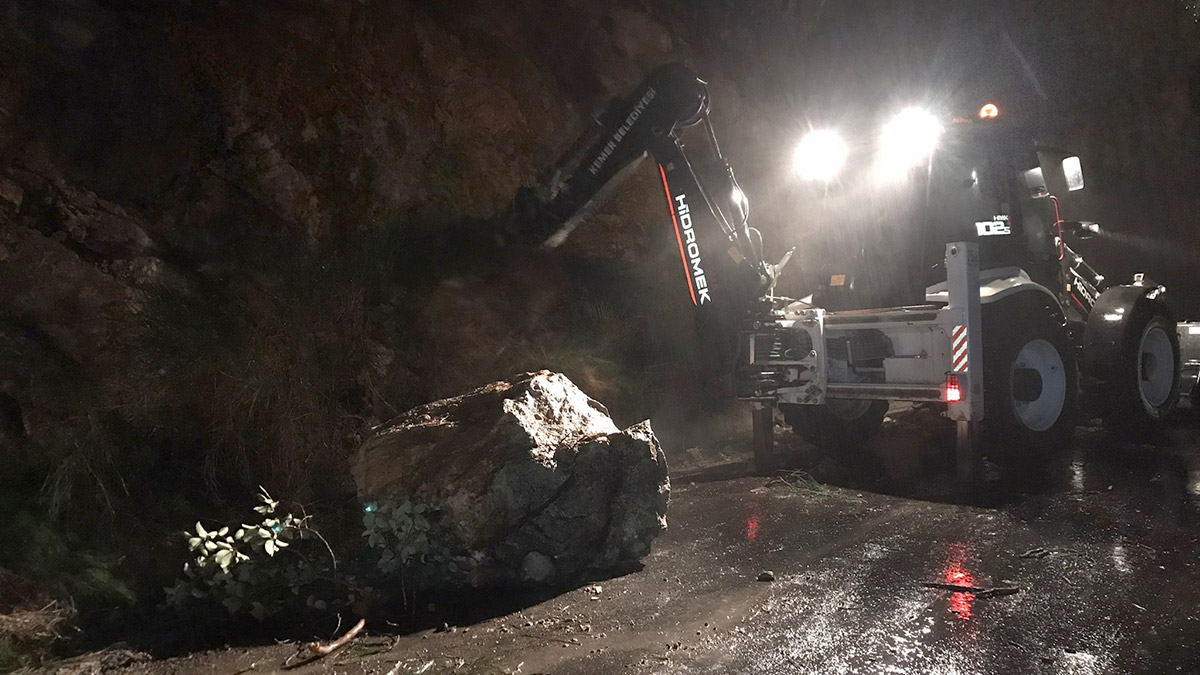 Antalya'da salı gecesinden bu yana etkili olan yağmurla birlikte hızı zaman zaman 120 kilometreyi geçen fırtına, kentte hayatı olumsuz etkiledi. Son 24 saatte Kumluca'da metrekareye 145 kilogram yağış düşerken, fırtınanın hızı ise Kemer'de 122 kilometre ölçüldü.