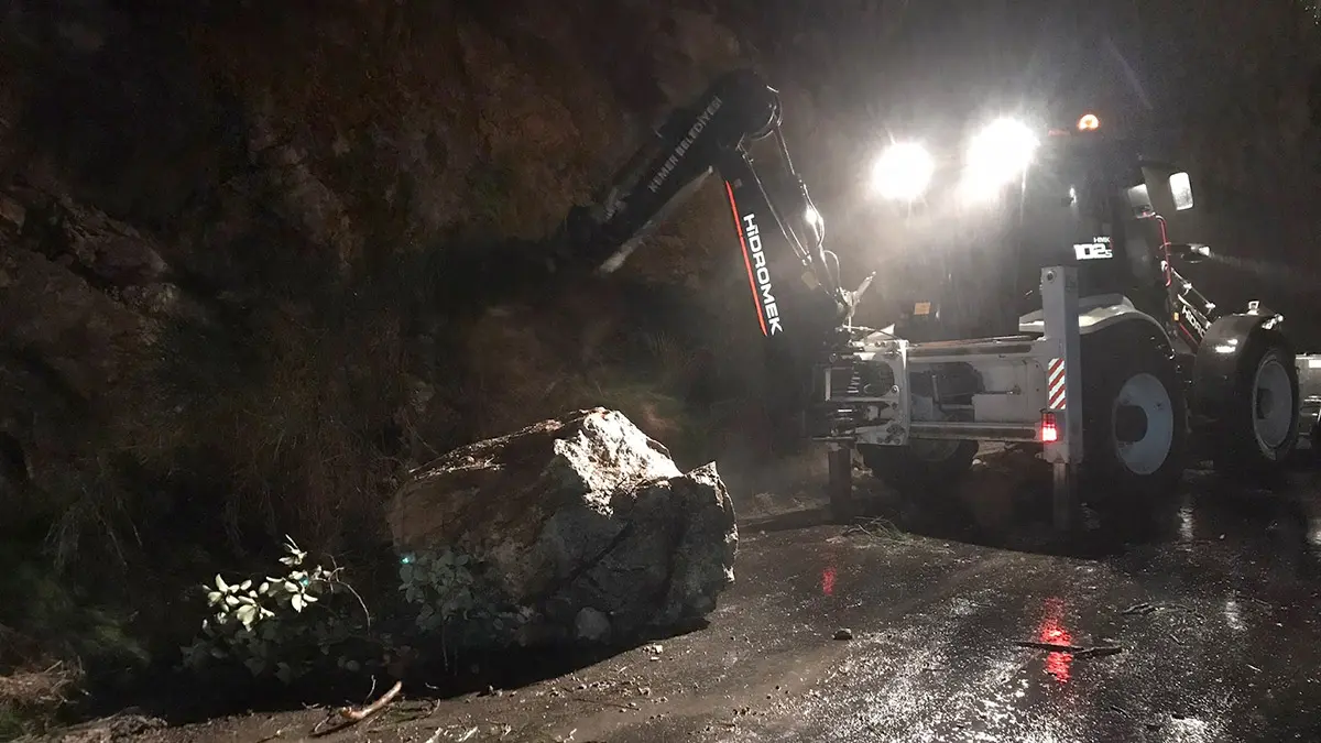 Antalya'da salı gecesinden bu yana etkili olan yağmurla birlikte hızı zaman zaman 120 kilometreyi geçen fırtına, kentte hayatı olumsuz etkiledi. Son 24 saatte kumluca'da metrekareye 145 kilogram yağış düşerken, fırtınanın hızı ise kemer'de 122 kilometre ölçüldü.