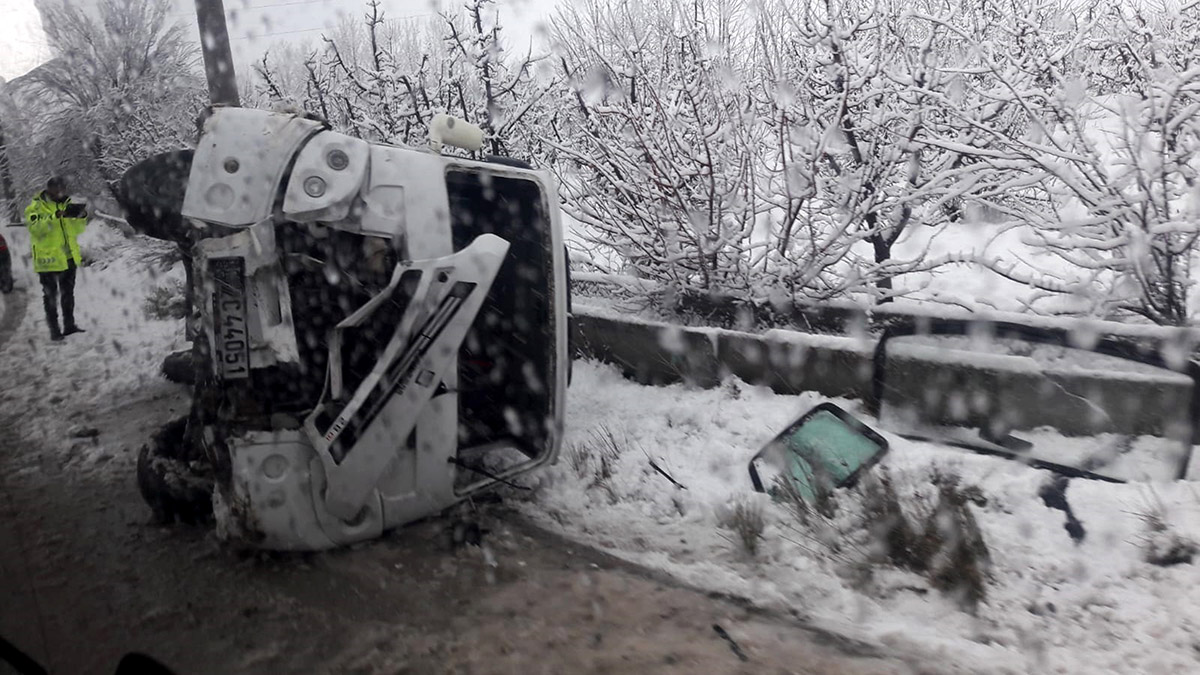 Beydeğirmeni'nde minibüs devrildi; 6 yaralı