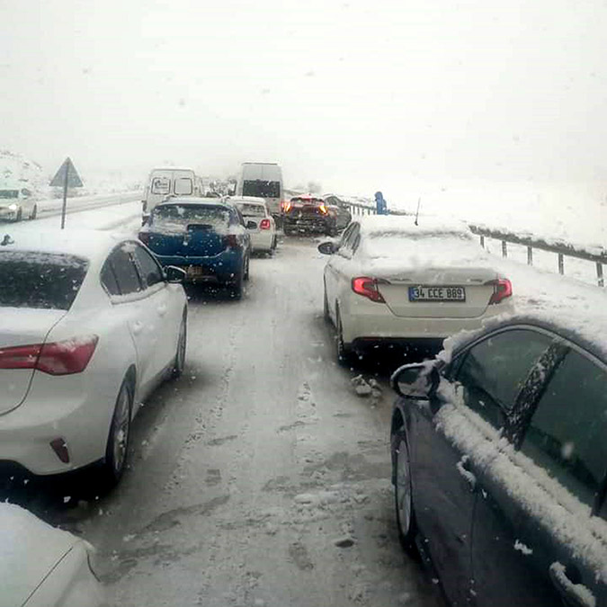 Beydeğirmeni'nde minibüs devrildi; 6 yaralı