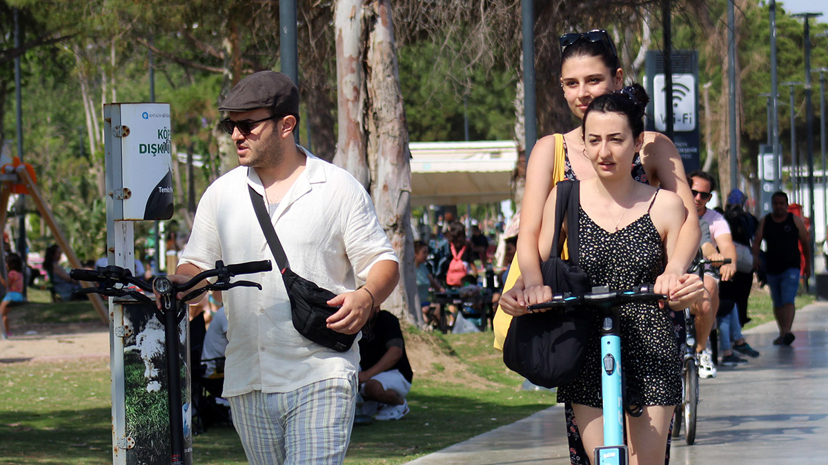 Antalya Büyükşehir Belediyesi Ulaşım Koordinasyon Merkezi'nce (UKOME) kentte skuterlerin hız sınırının 50 kilometreyi aştığı yollara girmesinin engellenmesi, hızlarının 20 kilometreye düşürülmesi ve bazı noktalara girişinin engellenmesi kararı alındı.