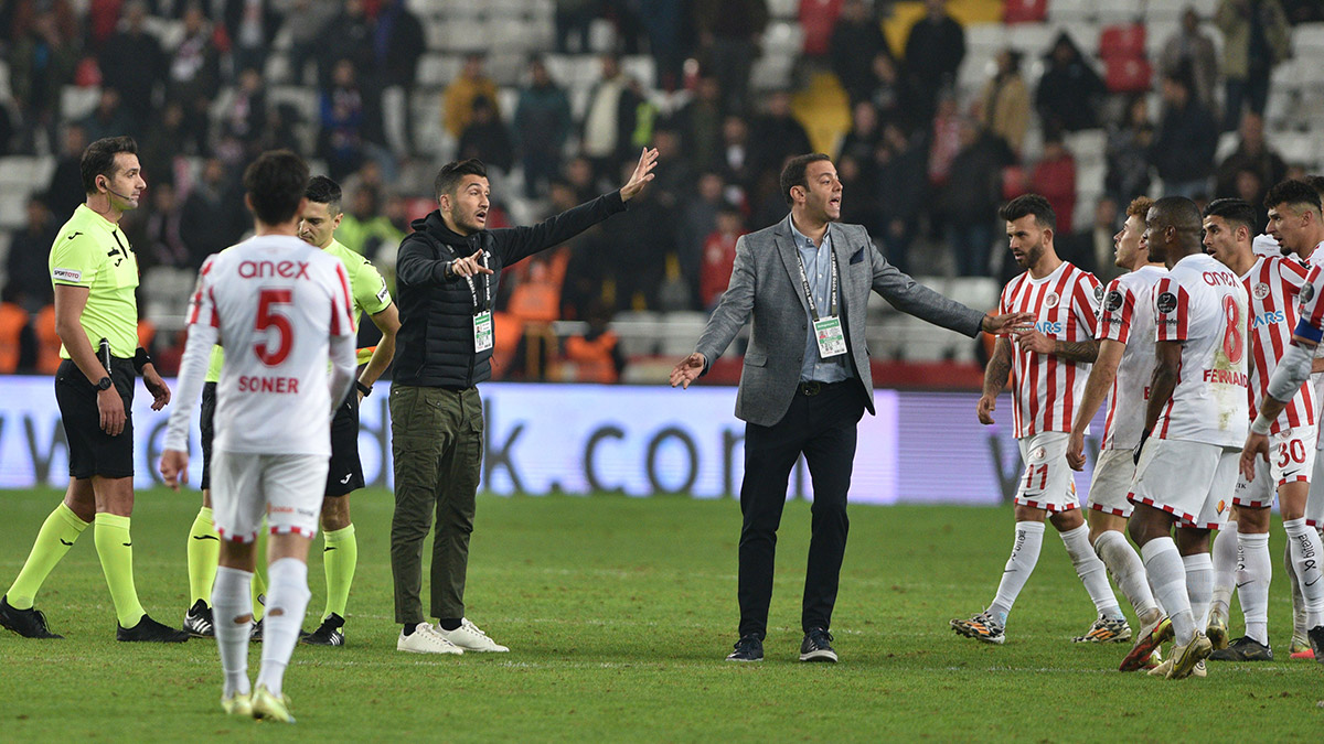 Antalyaspor Fenerbahçe maçının ardından Nuri Şahin konuştu, "VAR kayıtlarını dinlesem bile puan vermeyecekler" dedi. Jorge Jesus ise , "Hakemlerle ilgili şikayet etmesi gereken bir taraf varsa o Fenerbahçe olmalıydı" dedi.