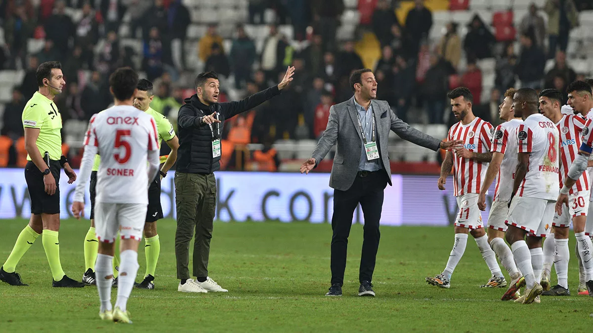 Antalyaspor fenerbahçe maçının ardından nuri şahin konuştu, "var kayıtlarını dinlesem bile puan vermeyecekler" dedi. Jorge jesus ise , "hakemlerle ilgili şikayet etmesi gereken bir taraf varsa o fenerbahçe olmalıydı" dedi.