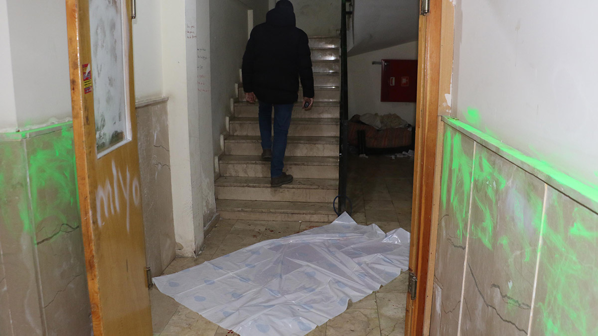 Apartman girişinde cinayet