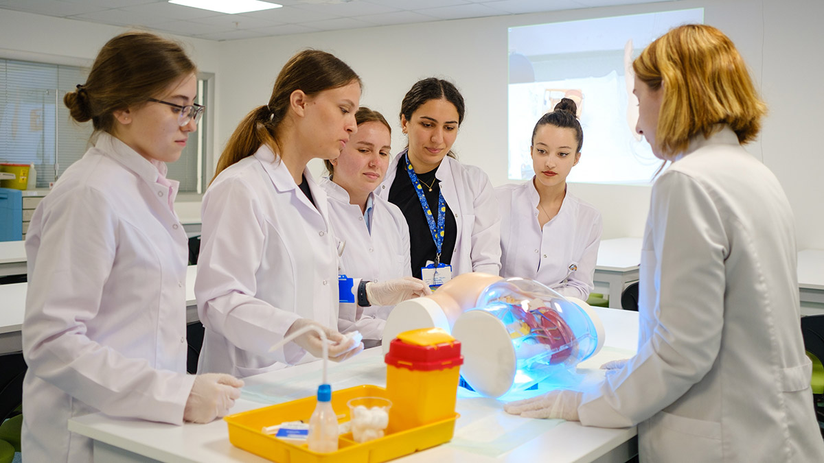 Yeditepe Üniversitesi, Kovid-19 sürecinde üniversite öğrencilerinin eğitimini ve toplumsal uyumunu araştırdı. Araştırmaya göre öğrenciler, bu dönemde uzaktan eğitim araçlarına kolay uyum sağlasa da yüz yüze eğitim çevrimiçi eğitime kıyasla daha etkili bir öğrenme sağladığı belirtildi.