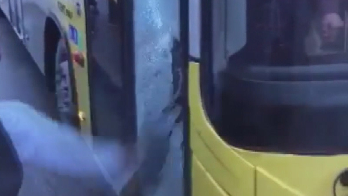 İETT otobüsünün camına tekme atarak kırdı