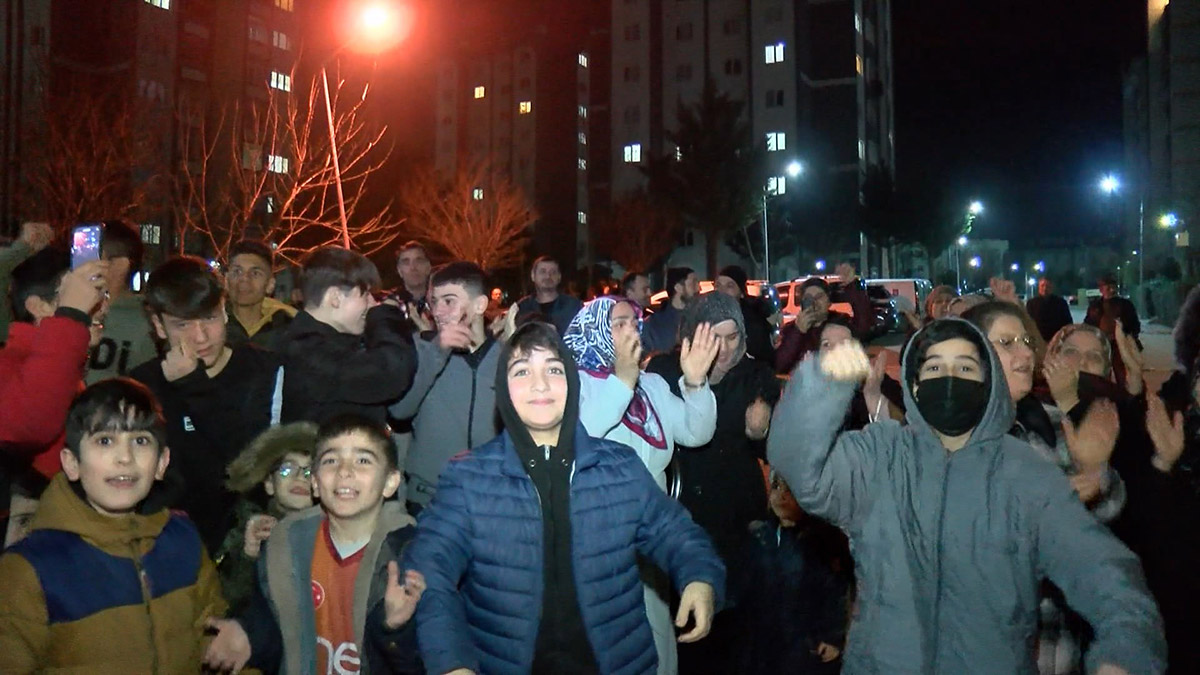 Arnavutköy'de site sakinlerinden aidat zammı protestosu