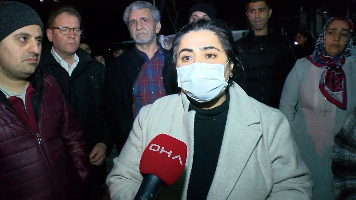 Arnavutköy'de site sakinleri, bir de aidatlara zam yapılması üzerine protesto gösterisi düzenledi. Site sakini Merve Arslan, "Bu insanlar tepeden inme aidat zamlarını, asla kabul etmiyorlar. 270 lira olan aidat taksiti, 430 lira bandına çıkartılıyor" dedi.