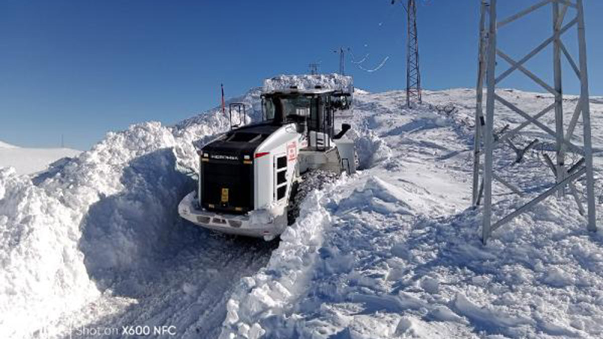 Askeri üs bölgeleri yolunda kar kalınlığı 4 metreyi aştı