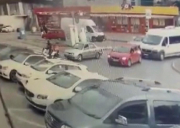 Tartıştığı motosikletli kuryeyi ezmeye çalıştı