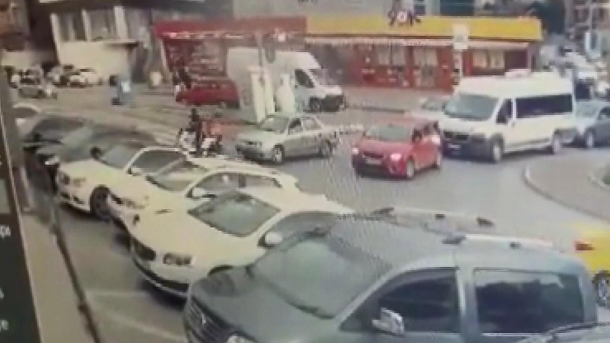 Tartıştığı motosikletli kuryeyi ezmeye çalıştı