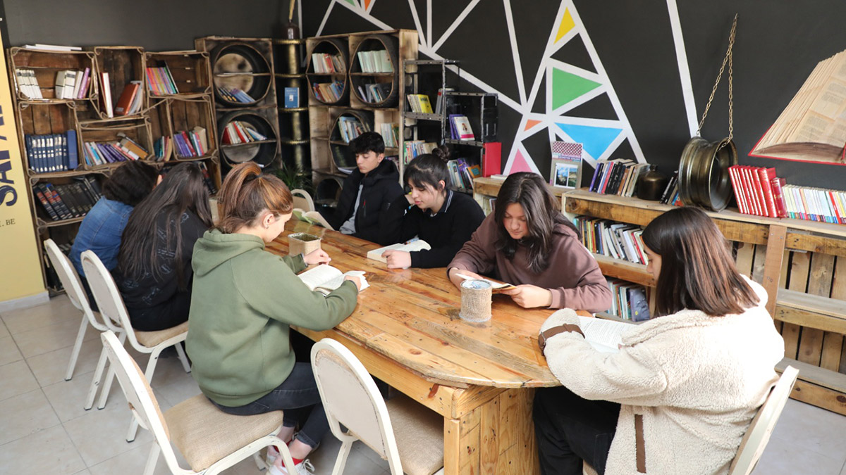 Ağrı'da, okullarda tamamen atık malzemelerden kütüphane yapıldı, kütüphane otantik ortamıyla öğrencilerin hem okuma isteğini artırdı hem de geri dönüştürülebilir atıkların kullanımıyla ilgili bilinçlenmelerine katkı sağladı.