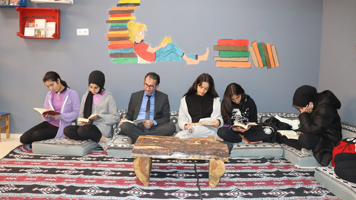 Atık malzemelerden kütüphane