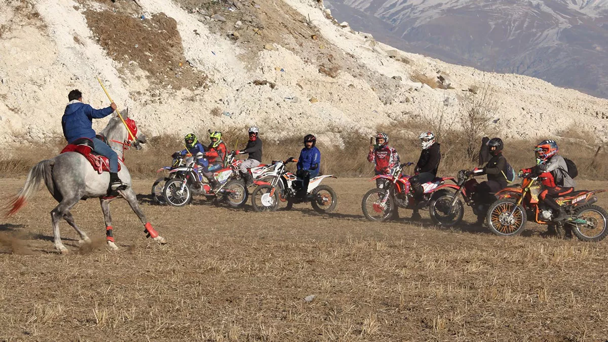 Erzincan, atlı ciritçiler ile motosikletliler arasında düzenlenen cirit mücadelesi ilgi gördü.  