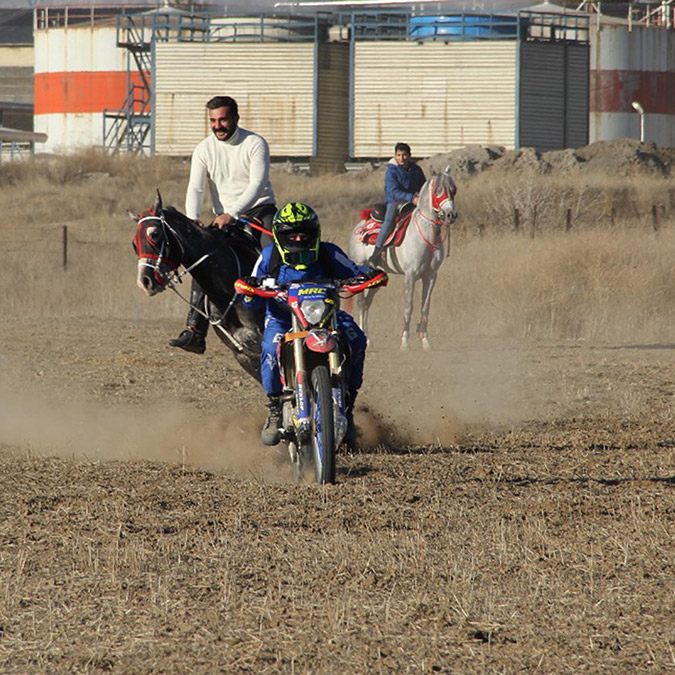 Atlı ciritçiler ile motosikletliler yarıştı