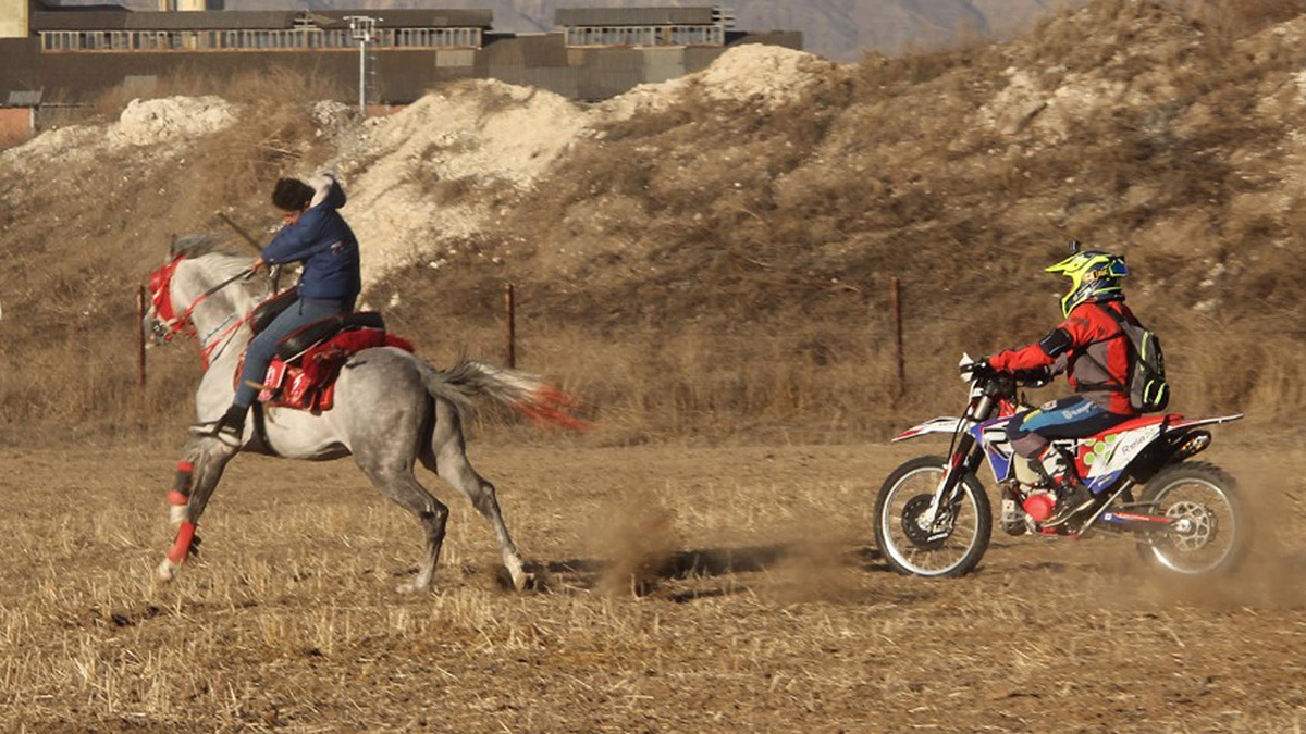 Atlı ciritçiler ile motosikletliler yarıştı