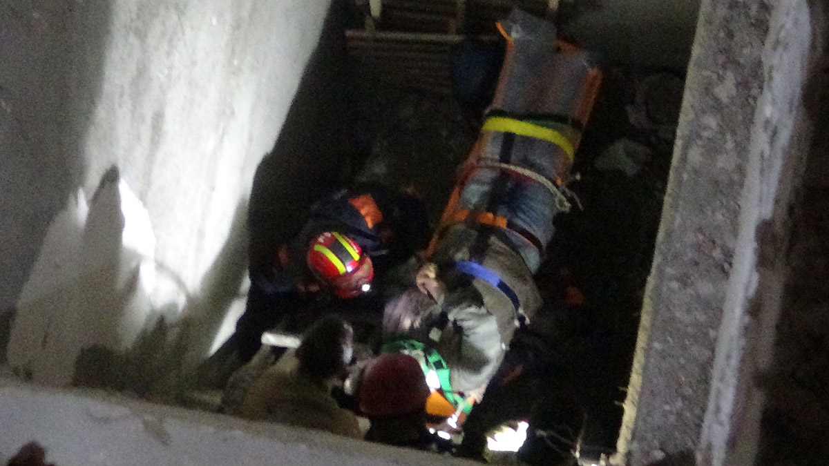 Kontrol sırasında asansör boşluğuna düştü