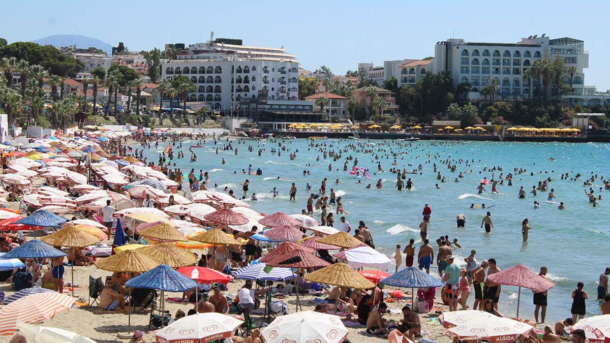 Aydın'da, 2022 yılında 3 milyon 200 bin yerli ve yabancı turist ağırlandı. Önceki yıl 2 milyon turistin geldiği Aydın'da 2022'de ziyaretçi rekoru kırıldığı belirtildi.