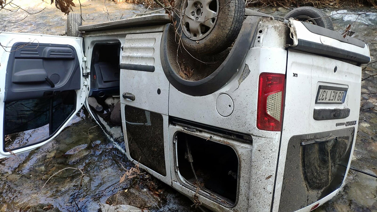 Dere yatağına yuvarlanan hafif ticari araçta 2 kişi öldü