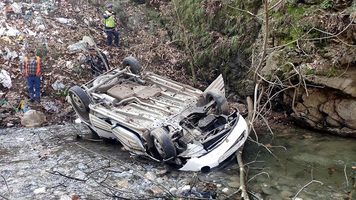 Dere yatağına yuvarlanan hafif ticari araçta 2 kişi öldü