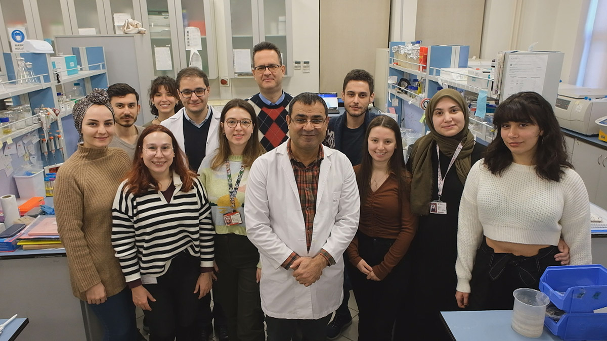 Nobel ödüllü Prof. Dr. Aziz Sancar'ın keşfi, Türkiye'de yapılan yeni bir araştırma sayesinde 'kanseri önleyebilecek' bir ilaca dönüşüyor. Dünyada ilk olan bu yeni araştırma, kanserle mücadelede yeni bir cephe açacak.