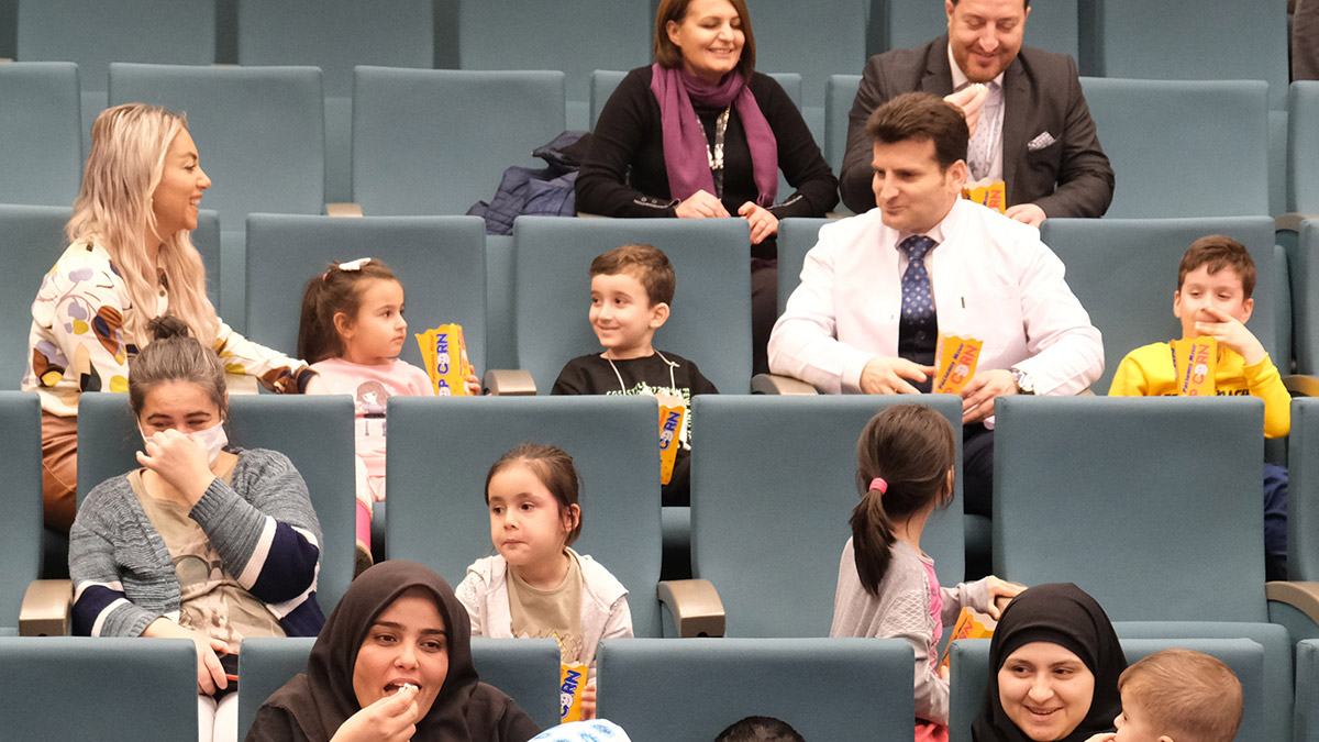 Bartın'da 3 ay önce meydana gelen maden kazasından sonra ambulans uçakla, Başakşehir Çam ve Sakura Şehir Hastanesi'ne getirilen madencilerin aileleri, umutla yakınlarının taburcu olacağı günü bekliyor.