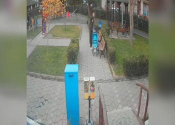 Bağcılar'da parktan bebek arabasını çaldılar