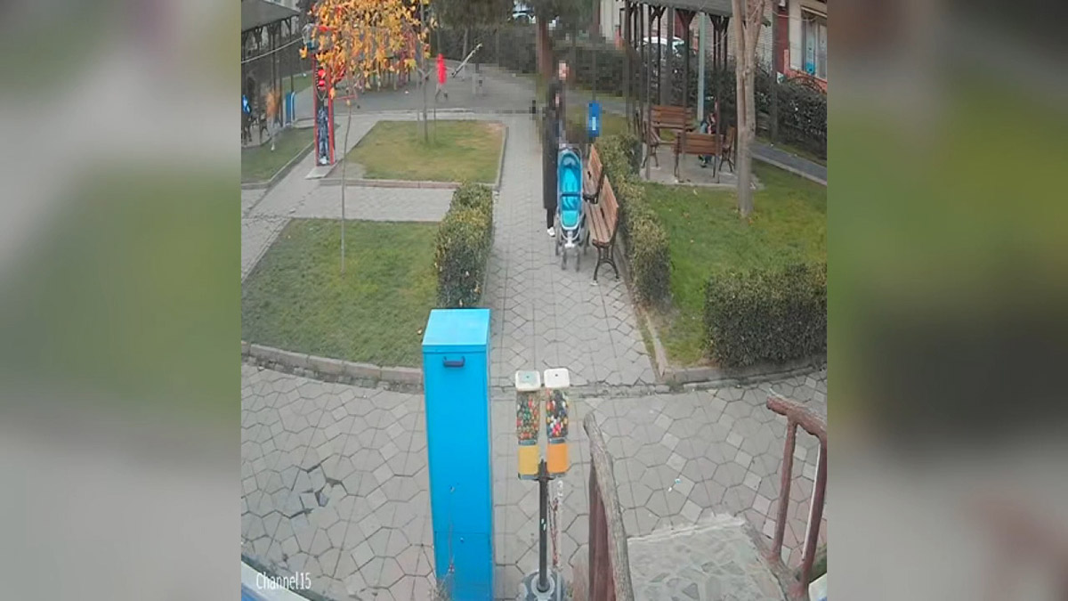 Bağcılar'da parktan bebek arabasını çaldılar