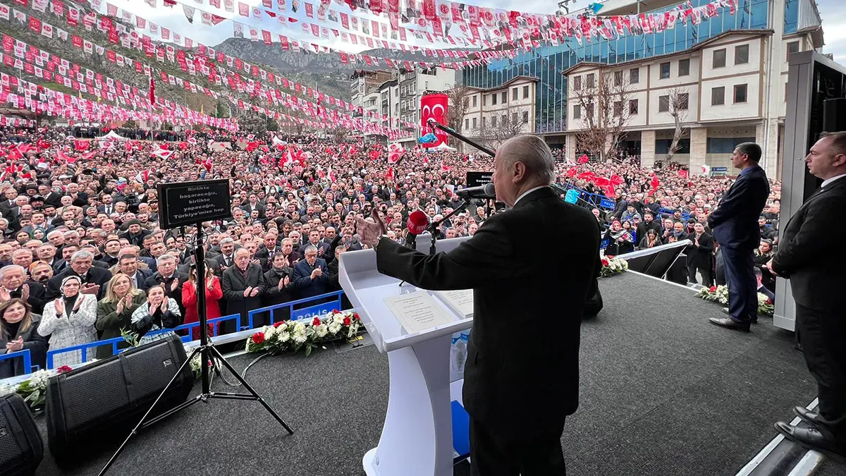 Mhp genel başkanı devlet bahçeli, "sayın recep tayyip erdoğan'ın cumhurbaşkanı adaylığı meşrudur; hukukidir, anayasaldır, ahlakidir, tartışmaya açan cumhura, cumhuriyete savaş açan demokrasi kaçkınları, adalet inkarcıları, milli irade dolandırıcılarıdır. Tespitimiz; zillet ittifakının kaosa oynadığı yönündedir" dedi.