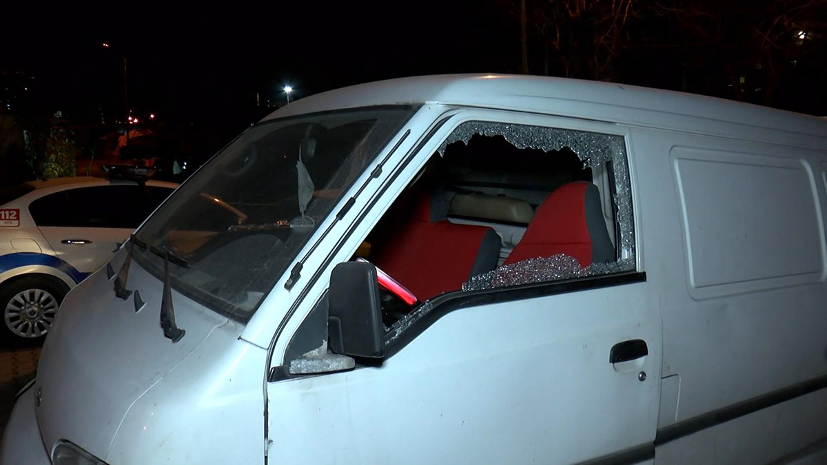 Bahçelievler'de akşam saatlerinde iki grup arasında silahlı çatışma çıktı. Çatışma sırasında silahlardan çıkan kurşunlar, yoldan geçen bir otomobil ile apartmandaki daireye isabet etti.