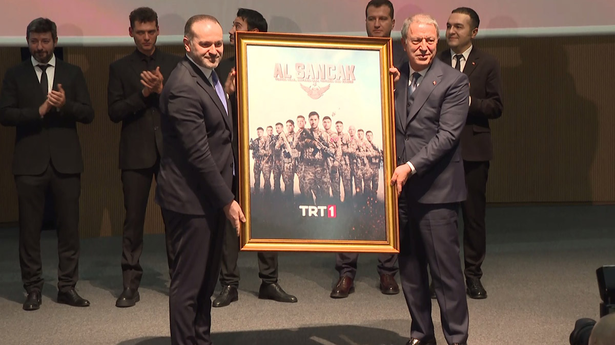 Hulusi Akar, 'Al Sancak' dizisini izledi
