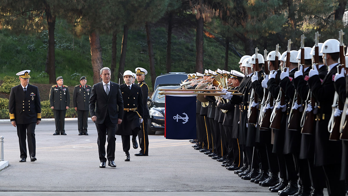 Hulusi Akar Donanma Komutanlığı'nı ziyaret etti