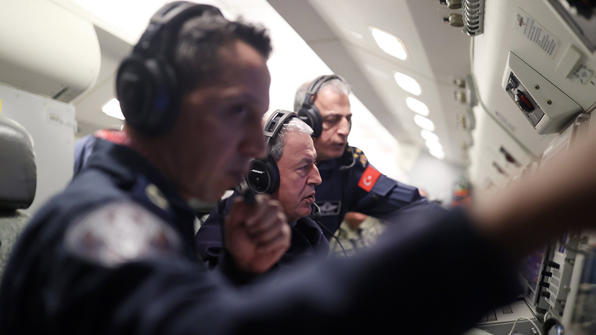 Milli Savunma Bakanı Hulusi Akar, Yunanistan'a tepki gösterdi, "Bugüne kadar herhangi bir oldubittiye müsaade etmediğimiz gibi buna da etmeyeceğiz. Yanlış hesap Ankara'dan döner" dedi.