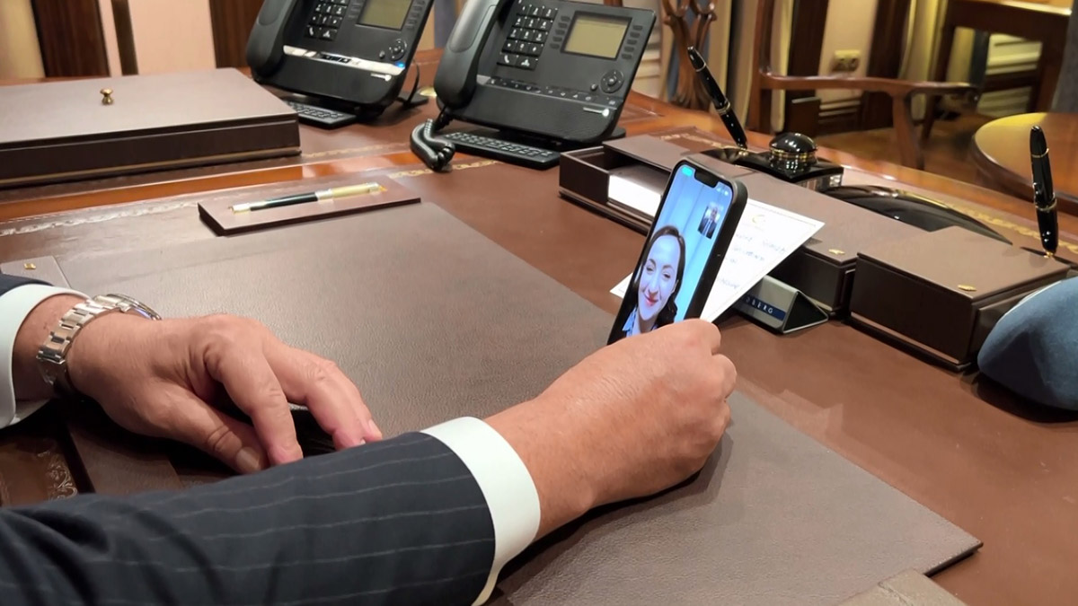 Çavuşoğlu, İsveçli profesörün staj başvurusunu reddettiği Fatma ile görüştü