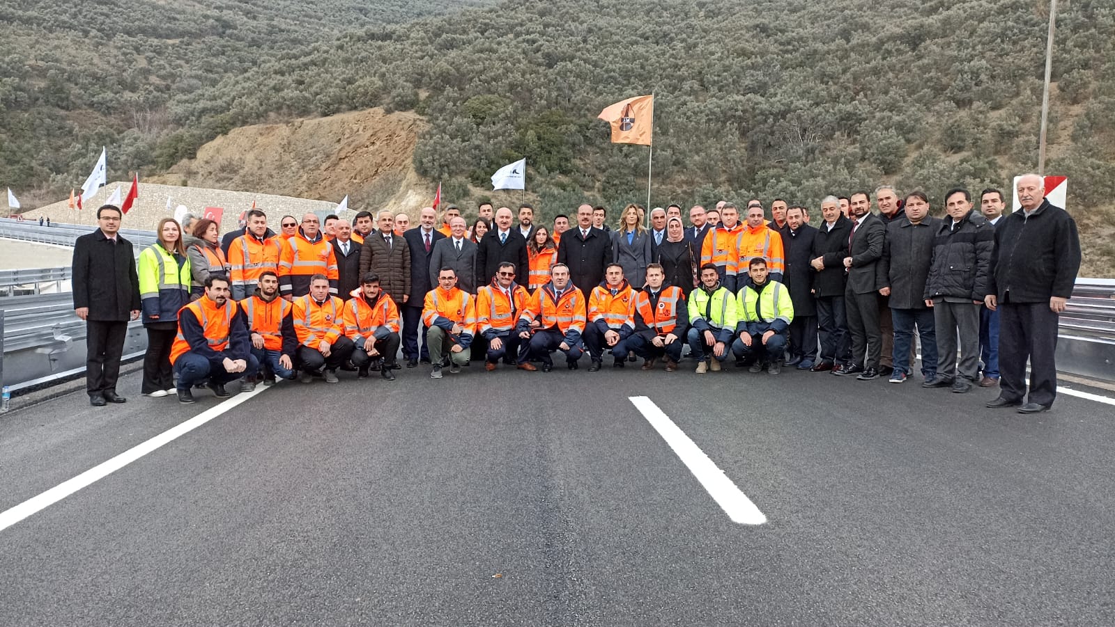 Ulaştırma ve Altyapı Bakanı Adil Karaismailoğlu, "İleri teknoloji büyük ölçekli kara yolu eserleri sayesinde ortaya koyduğumuz başarılarla ülkemizi uluslararası koridora çevirdik, dünyayı Türkiye'ye bağladık” dedi.