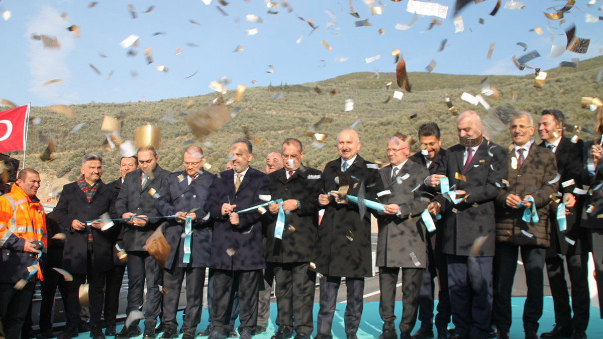 Ulaştırma ve Altyapı Bakanı Adil Karaismailoğlu, "İleri teknoloji büyük ölçekli kara yolu eserleri sayesinde ortaya koyduğumuz başarılarla ülkemizi uluslararası koridora çevirdik, dünyayı Türkiye'ye bağladık” dedi.