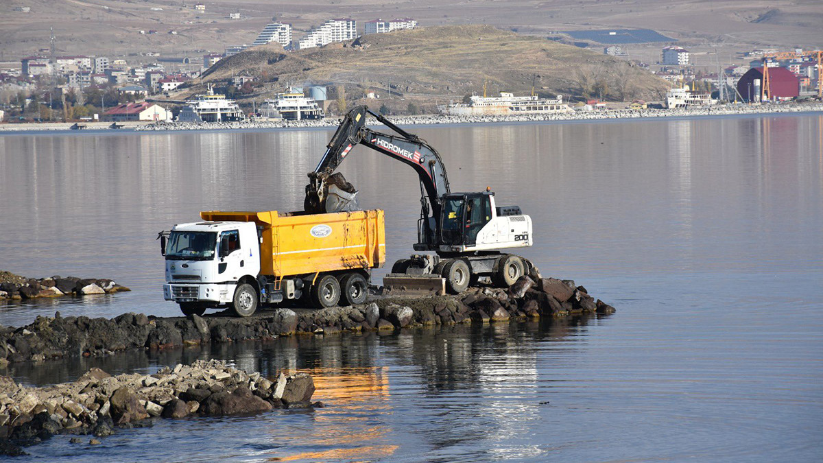 Van Gölü'nde 807 bin metreküp dip çamuru temizlendi