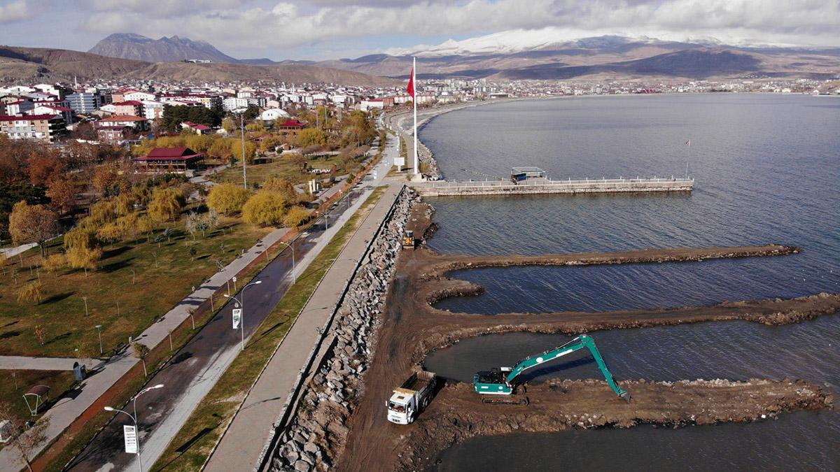 Van Gölü'nde 807 bin metreküp dip çamuru temizlendi