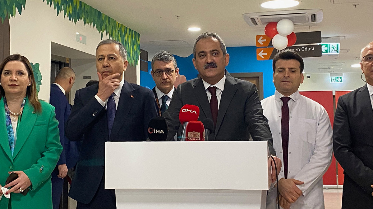 Bakan Özer, hastane sınıflarında öğrencileri ziyaret etti