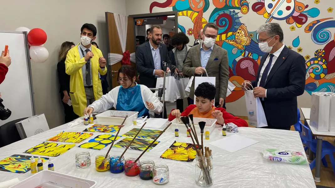Bakan Özer, hastane sınıflarında öğrencileri ziyaret etti