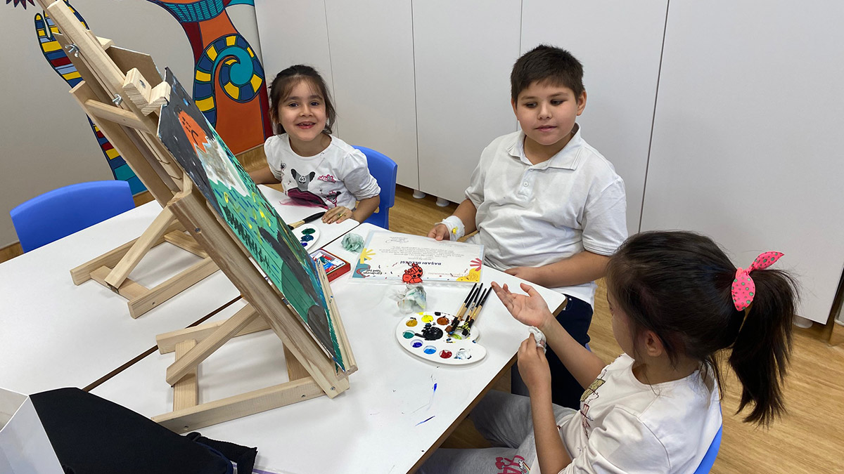 Milli Eğitim Bakanı Mahmut Özer, Başakşehir Çam ve Sakura Şehir Hastanesi'nde bulunan hastane sınıflarında öğrencilerle bir araya geldi.