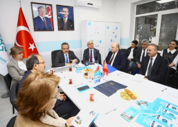 Bakan Özer, Bakü Avrupa Lisesi'ni ziyaret etti
