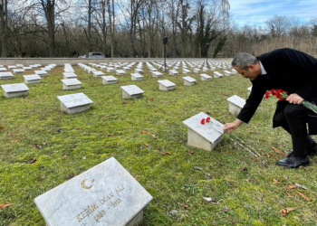 Bakan Özer, Galiçya Türk Şehitliği'ni ziyaret etti