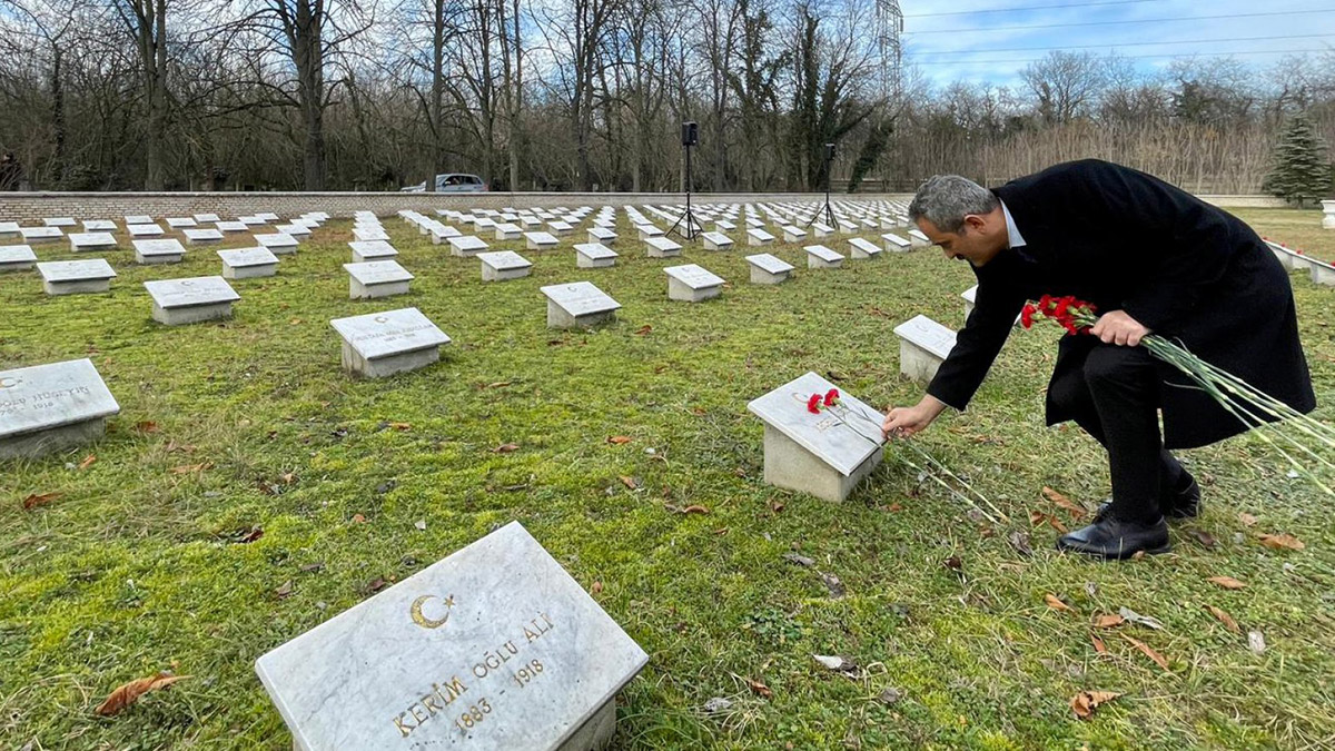 Bakan Özer, Galiçya Türk Şehitliği'ni ziyaret etti