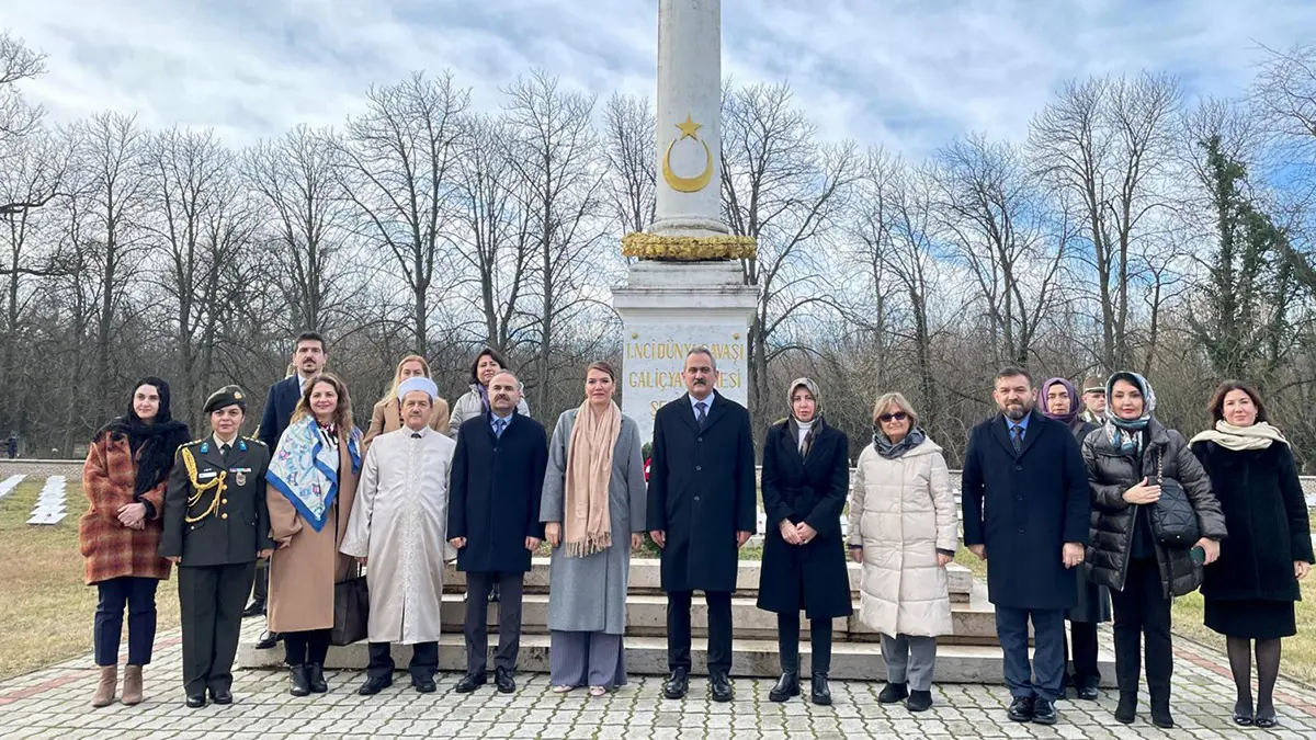 Bakan özer, galiçya türk şehitliği'ni ziyaret etti