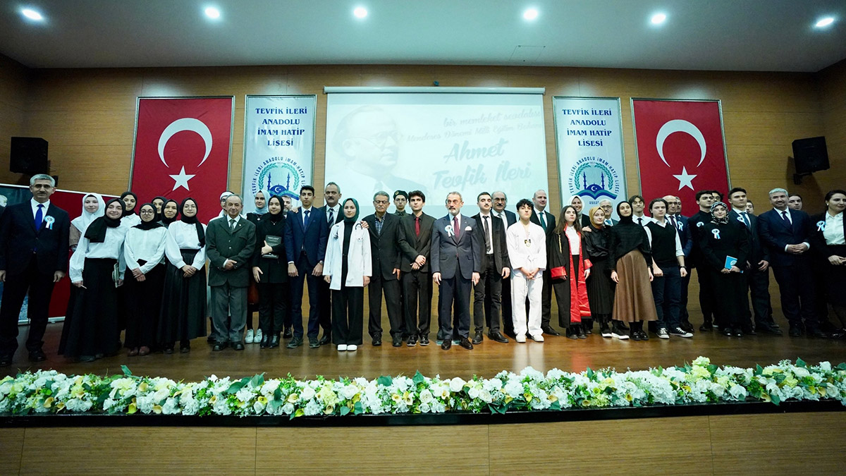 Milli Eğitim Bakanı Mahmut Özer, özel okul zam oranına ilişkin, "Bu hafta içinde tefe-tüfe oranları belirlendikten sonra oluşacak zammı özel eğitim kurumları yöneticileri ile tekrar bir araya gelerek kamuoyu ile paylaşacağız" dedi.