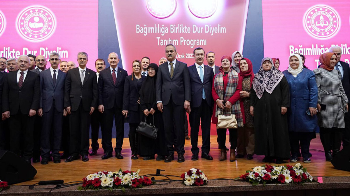 İçişleri Bakanı Süleyman Soylu, "Uyuşturucu mücadelesinde ipin ucunu yakaladık. Meselesine inanmış bir insan olarak söylüyorum; biz bunu yeneceğiz ve mağlup edeceğiz. Dünya da bizi parmakla gösterecek. 'Evet, Türkler bunu yendiler ve mağlup ettiler' diye. Bizden örnek alacaklar" dedi.